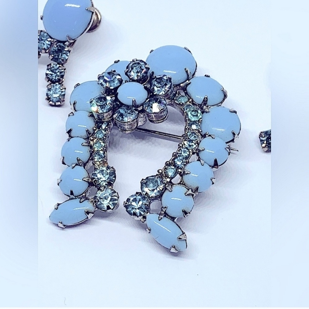 Juliana D&E Baby Blue Milk Glass Horseshoe Brooch & Screwback Earrings Parure - Picture 2 of 10